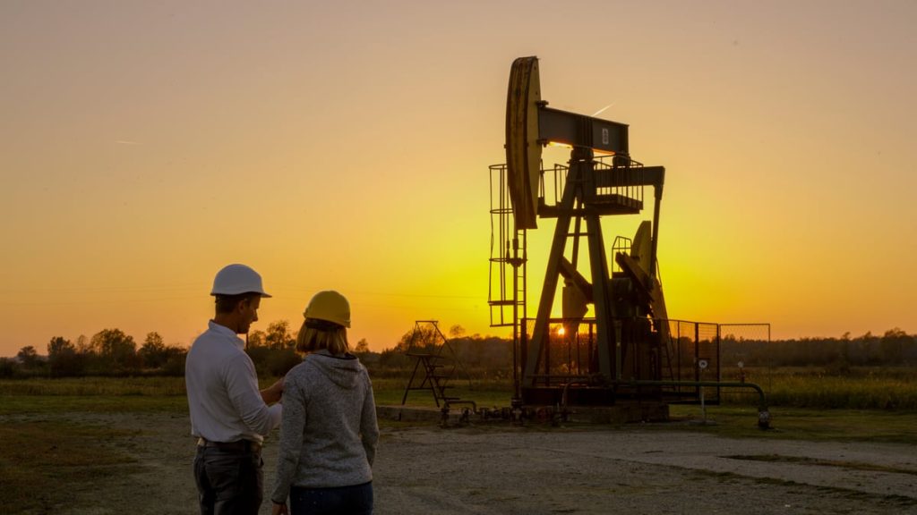Here's the Better Oil Stock to Own Right Now